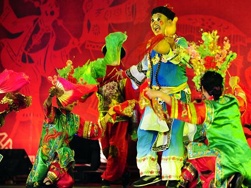 9月25日,演員在展演現(xiàn)場表演撫順地秧歌。新華社發(fā)(李雨澤 攝)
