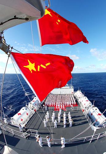 9月29日,中國海軍“和平方舟”號醫(yī)院船上官兵在太平洋上舉行升旗儀式。新華社記者 查春明 攝