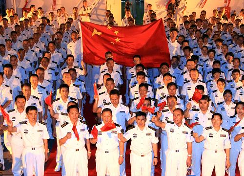 9月29日,中國海軍“和平方舟”號醫(yī)院船上官兵在太平洋上舉行文藝晚會,喜迎國慶。新華社記者 查春明 攝