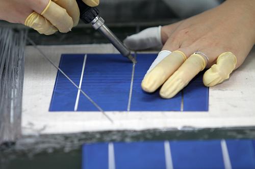 江蘇南通歐貝黎新能源科技股份有限公司工作人員在太陽能電池組件車間忙碌(11月18日攝)。新華社發(fā)(許叢軍 攝)