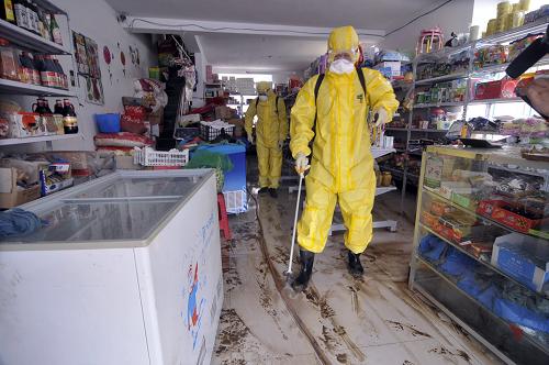 7月4日,在黑龍江省穆棱市下城子鎮(zhèn)新民村,疾控中心的工作人員在一便利店消毒。新華社發(fā)(張春祥 攝)