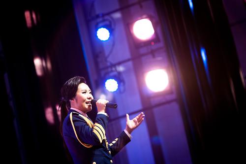 7月12日,空政文工團(tuán)演員紀(jì)敏佳在蘭州軍區(qū)某部紅軍師為官兵演唱。新華社記者 劉彬 攝