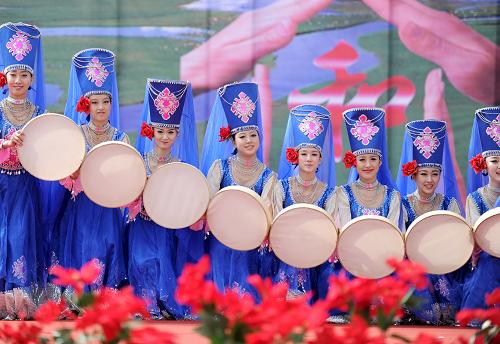 8月30日,中央民族歌舞團(tuán)演員表演塔吉克族舞蹈《花兒為什么這樣紅》。當(dāng)日,“中華民族一家親”文化下基層走進(jìn)甘肅甘南藏區(qū)活動正式啟動。“中華民族一家親”文化下基層是國家民委文化宣傳工作的一項(xiàng)重要活動,通過送戲、送書、送醫(yī)等活動,進(jìn)一步活躍少數(shù)民族群眾文化生活,解決少數(shù)民族群眾看病求醫(yī)難,豐富少數(shù)民族貧困地區(qū)文化資源。新華社記者 高健鈞 攝