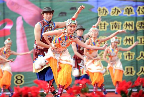 8月30日,中央民族歌舞團(tuán)演員表演舞蹈《高原》。新華社記者 高健鈞 攝