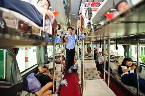 8月30日,核查員在發(fā)車前登車核查客車實載人數(shù)。新華社記者 張超群 攝