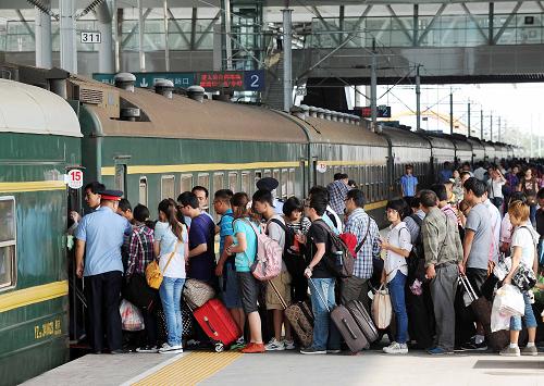 8月31日,旅客在寧夏銀川火車站排隊上車。當(dāng)日是2012年鐵路暑運的最后一天,寧夏銀川火車站再次迎來新一輪客流高峰,全天預(yù)計接待旅客突破2萬人次,客流方向主要集中在北京、上海、廣州、西安等地。記者從銀川客運段了解到,今年暑運期間,該段所擔(dān)當(dāng)各次列車共運送約124.5萬旅客乘火車來寧,比去年增長接近1成。隨著暑假的結(jié)束、學(xué)校的開學(xué),客流將逐漸從旅游群體向?qū)W生群體過渡,預(yù)計今后10天內(nèi),銀川還將出現(xiàn)較大學(xué)生客流高峰。新華社記者 彭昭之 攝