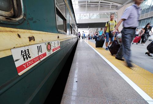 8月31日,旅客在寧夏銀川火車站進(jìn)站上車。新華社記者 彭昭之 攝
