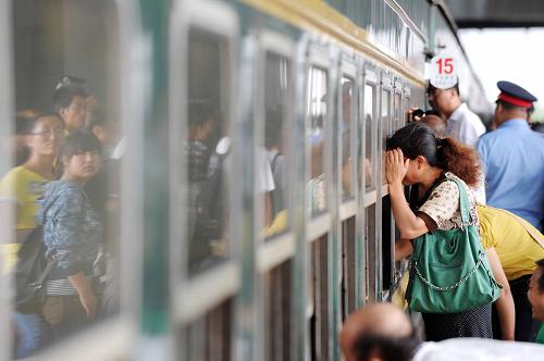 8月31日,人們在寧夏銀川火車站送別親友。新華社記者 彭昭之 攝