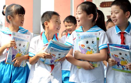 8月31日,合肥市瑤海區(qū)長(zhǎng)淮新村小學(xué)的學(xué)生剛剛領(lǐng)取新學(xué)期的免費(fèi)課本。當(dāng)日起,安徽省合肥市瑤海區(qū)長(zhǎng)淮新村小學(xué)的900余名學(xué)生將陸續(xù)免費(fèi)領(lǐng)到新課本。從2012年秋季起,安徽省合肥市全面免除城市義務(wù)教育階段學(xué)生的課本費(fèi),這是繼合肥市在免除農(nóng)村孩子課本費(fèi)及全市義務(wù)教育階段學(xué)生的作業(yè)本費(fèi)之后的又一項(xiàng)民生工程新舉措。新華社記者 郭晨 攝