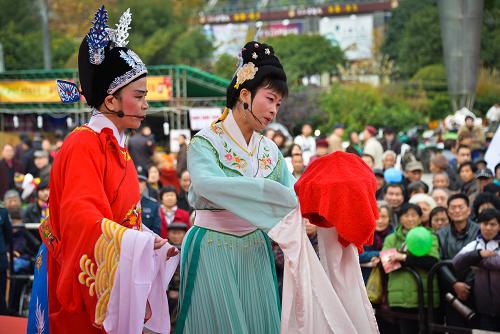 12月3日,演員在進(jìn)行越劇表演,展示傳統(tǒng)文化。新華社記者 徐昱 攝