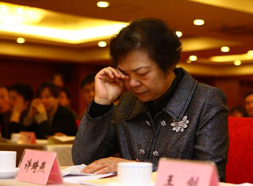 11月24日,來自湖北的許綺燕女士在代表她的父親——一等獎獲得者、臺灣新同盟會會長許歷農(nóng)先生發(fā)表獲獎感言后擦拭眼淚。1949年,出生剛剛3個月的許綺燕女士與父親失散,40多年后才得以重逢。新華社記者 龔兵 攝