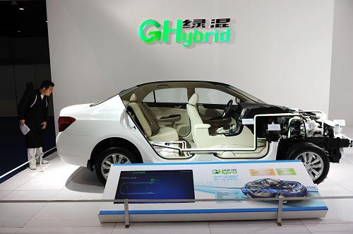 5月8日,在上海國際展覽中心,觀眾參觀一款綠混技術(shù)新能源汽車。新華社發(fā)(賴鑫琳 攝)
