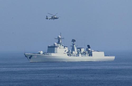 7月9日,在“海上聯(lián)合—2013”中俄海上聯(lián)演中,中國海軍軍艦和艦載直升機(jī)參加實(shí)兵演練。新華社記者 查春明 攝