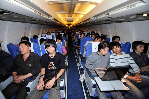 6月17日,撤出的中國公民搭乘包機回國。新華社記者 沙達提 攝