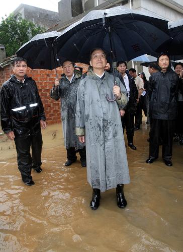 6月24日,國(guó)務(wù)院總理溫家寶到達(dá)江西撫州,察看汛情、災(zāi)情,看望受災(zāi)群眾,慰問奮戰(zhàn)在抗洪搶險(xiǎn)一線的解放軍、武警、公安消防官兵,指導(dǎo)抗洪救災(zāi)工作。這是溫家寶在撫州市前東湖村察看災(zāi)情。新華社記者 姚大偉 攝