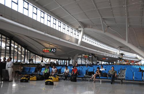 6月26日,旅客在武漢火車站寬大空曠的候車大廳休息。全長(zhǎng)1068.6公里的武廣高鐵客運(yùn)新干線,是世界上一次性建設(shè)里程最長(zhǎng)、運(yùn)營(yíng)速度最快的鐵路。據(jù)武漢鐵路部門介紹,武廣高鐵于2009年12月26日正式開通運(yùn)營(yíng)。截至今年6月25日,運(yùn)營(yíng)半年的武廣高鐵已經(jīng)安全開行時(shí)速350公里的“和諧號(hào)”動(dòng)車組11608列,累計(jì)發(fā)送旅客898萬人次,上座率達(dá)87.6%,正點(diǎn)率達(dá)99.3%。新華社記者 熊金超 攝