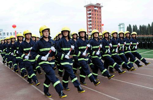 7月7日,學(xué)員二大隊二中隊?wèi)?zhàn)斗服水槍方隊走過檢閱臺。當(dāng)日,公安消防部隊昆明指揮學(xué)院舉行2010年畢業(yè)閱兵暨匯報表演。公安消防部隊昆明指揮學(xué)院是培養(yǎng)消防警官的搖籃,歷經(jīng)19年的發(fā)展,為公安消防部隊培養(yǎng)和輸送了9000余名管理指揮人員,近年來,學(xué)校先后進行了汶川地震災(zāi)后重建、北京奧運安保、上海世博會安保的警力援助工作。新華社記者 楊宗友 攝