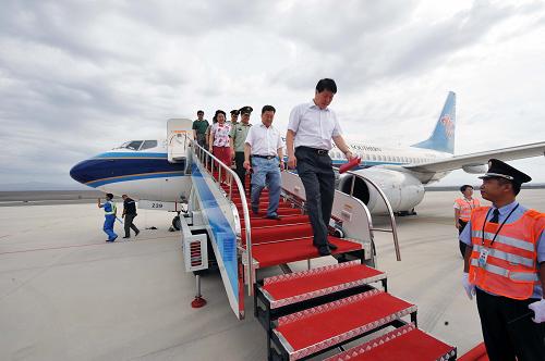 7月9日,旅客走下飛機(jī)。當(dāng)日,隨著南航一架飛機(jī)降落于吐魯番機(jī)場(chǎng),標(biāo)志著國(guó)家民航局、新疆“十一五”規(guī)劃重點(diǎn)機(jī)場(chǎng)建設(shè)項(xiàng)目——吐魯番機(jī)場(chǎng)正式通航??偼顿Y4.3億元的吐魯番機(jī)場(chǎng)是目前我國(guó)最大的支線機(jī)場(chǎng)。這個(gè)機(jī)場(chǎng)通航后預(yù)計(jì)可實(shí)現(xiàn)旅客年吞吐量40萬(wàn)人次、貨運(yùn)吞吐量1300噸、飛機(jī)起降5831架次。吐魯番機(jī)場(chǎng)位于吐魯番市西北,距市區(qū)約10公里。通航后主要為吐魯番地區(qū)旅游、公務(wù)和商務(wù)活動(dòng)的旅客服務(wù),兼為烏魯木齊國(guó)際機(jī)場(chǎng)提供備降使用。新華社記者 趙戈 攝