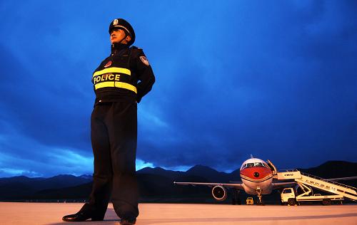 7月8日晚,一名民警在青海玉樹巴塘機(jī)場停機(jī)坪執(zhí)勤。當(dāng)晚,青海玉樹巴塘機(jī)場完成首次夜間飛行,標(biāo)志著玉樹大地震發(fā)生后第一個(gè)立項(xiàng)、第一個(gè)開工、第一個(gè)竣工、第一個(gè)投入使用的災(zāi)后重建重點(diǎn)工程——玉樹機(jī)場抗震救災(zāi)應(yīng)急工程建設(shè)圓滿完成并通過國家驗(yàn)收、交付使用。據(jù)了解,玉樹機(jī)場抗震救災(zāi)應(yīng)急工程包括跑道燈光系統(tǒng)、擴(kuò)建18618平方米站坪、新建一條224米垂直聯(lián)絡(luò)道等多項(xiàng)工程。新華社記者 張宏祥 攝