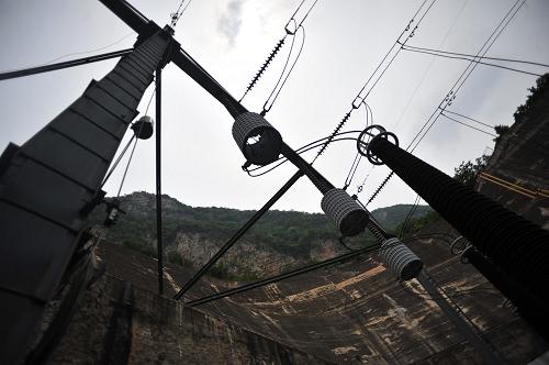 7月9日拍攝的貴州洪家渡水電站。2000年11月8日,隨著烏江上游洪家渡水電站工程一聲炮響,西部大開發(fā)標(biāo)志性工程“西電東送”工程正式開工,這也標(biāo)志著西部大開發(fā)戰(zhàn)略的實(shí)施正式拉開序幕。2000年,貴州電網(wǎng)統(tǒng)調(diào)裝機(jī)容量?jī)H500萬(wàn)千瓦;2004年,貴州電網(wǎng)統(tǒng)調(diào)裝機(jī)容量就突破了1000萬(wàn)千瓦大關(guān);2007年底,這一數(shù)字已變成2004.5萬(wàn)千瓦。截至2009年11月底,扣除近年來(lái)貴州已關(guān)停的上百萬(wàn)千瓦的小火電機(jī)組,貴州電網(wǎng)統(tǒng)調(diào)裝機(jī)容量仍達(dá)2540萬(wàn)千瓦。新華社記者 歐東衢 攝