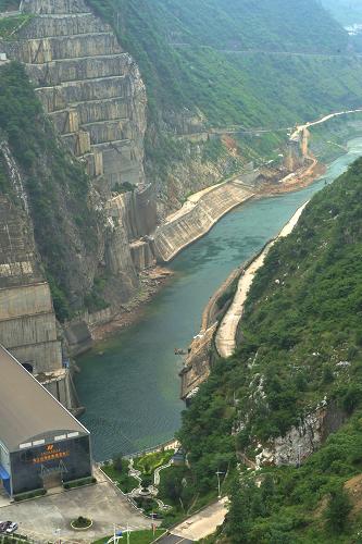 貴州洪家渡水電站一景(7月9日攝)。2000年11月8日,隨著烏江上游洪家渡水電站工程一聲炮響,西部大開發(fā)標(biāo)志性工程“西電東送”工程正式開工,這也標(biāo)志著西部大開發(fā)戰(zhàn)略的實(shí)施正式拉開序幕。2000年,貴州電網(wǎng)統(tǒng)調(diào)裝機(jī)容量?jī)H500萬(wàn)千瓦;2004年,貴州電網(wǎng)統(tǒng)調(diào)裝機(jī)容量就突破了1000萬(wàn)千瓦大關(guān);2007年底,這一數(shù)字已變成2004.5萬(wàn)千瓦。截至2009年11月底,扣除近年來(lái)貴州已關(guān)停的上百萬(wàn)千瓦的小火電機(jī)組,貴州電網(wǎng)統(tǒng)調(diào)裝機(jī)容量仍達(dá)2540萬(wàn)千瓦。新華社記者 歐東衢 攝