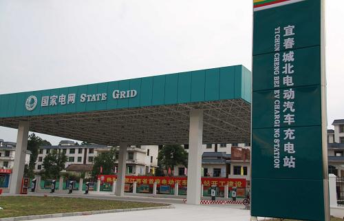 7月9日拍攝的宜春城北電動(dòng)汽車充電站。當(dāng)日,江西首座電動(dòng)汽車充電站——宜春城北電動(dòng)汽車充電站正式竣工投運(yùn)。該充電站投資約1100萬元,分兩期建設(shè),已完工投運(yùn)的一期配置8臺(tái)電動(dòng)汽車充電樁。據(jù)了解,江西宜春是國家鋰電新能源高新技術(shù)產(chǎn)業(yè)基地,當(dāng)?shù)劁囯娦履茉串a(chǎn)業(yè)的迅猛發(fā)展,為電動(dòng)汽車的推廣應(yīng)用提供了良好基礎(chǔ)。新華社發(fā)(鄒海斌 攝)