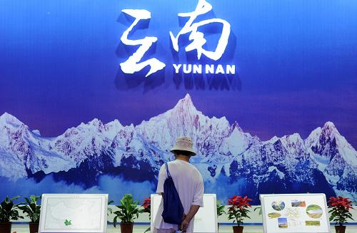 7月12日,一名參觀者在云南展區(qū)觀看展覽。當(dāng)日,由國(guó)家民族事務(wù)委員會(huì)、環(huán)保部、國(guó)家林業(yè)局與全國(guó)政協(xié)人口資源環(huán)境委員會(huì)主辦的“西部大開發(fā)十周年生態(tài)環(huán)境與人居環(huán)境成就展”在北京全國(guó)農(nóng)業(yè)展覽館開展,西部12個(gè)省區(qū)市參加展出。新華社記者 金良快 攝