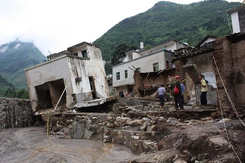 7月13日在云南昭通市巧家縣小河鎮(zhèn)拍攝的受損民房。 7月13日凌晨4時(shí)左右,云南昭通市巧家縣小河鎮(zhèn)突降暴雨,山洪猛漲,山體滑坡。截至13日12時(shí),發(fā)生在巧家縣小河鎮(zhèn)的洪澇災(zāi)害已造成當(dāng)?shù)?5戶(hù)民房倒塌,50余戶(hù)受損,死亡4人,失蹤42人,受傷53人。新華社發(fā)