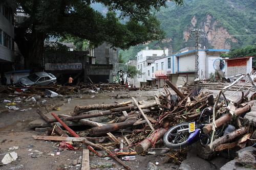 7月13日,遭受山洪侵襲的云南昭通市巧家縣小河鎮(zhèn)街道一片狼藉。 當(dāng)日凌晨4時(shí)左右,云南昭通市巧家縣小河鎮(zhèn)突降暴雨,山洪猛漲,山體滑坡。截至13日12時(shí),發(fā)生在巧家縣小河鎮(zhèn)的洪澇災(zāi)害已造成當(dāng)?shù)?5戶(hù)民房倒塌,50余戶(hù)受損,死亡4人,失蹤42人,受傷53人。新華社發(fā)
