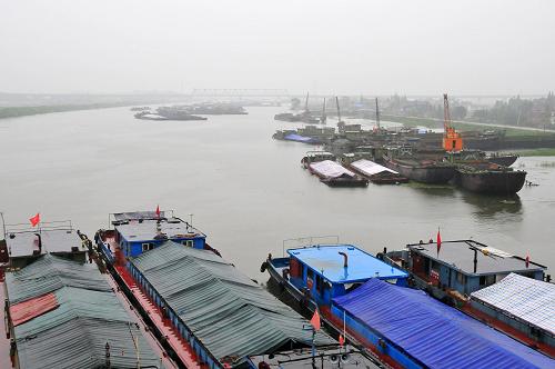 7月13日,大量船只滯留長江裕溪閘。長江流域連日以來的暴雨導(dǎo)致安徽巢湖市內(nèi)河與長江的水位落差達(dá)到2米,500余艘船只滯留在長江裕溪閘。目前,巢湖海事工作人員正通過合理調(diào)度、加強(qiáng)疏導(dǎo)等措施,保證每天約40艘船只順利過閘,滯留情況正在逐步緩解。新華社記者 許逆之 攝