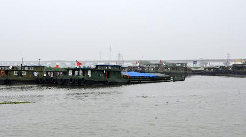 7月13日,大量船只滯留長江裕溪閘。長江流域連日以來的暴雨導(dǎo)致安徽巢湖市內(nèi)河與長江的水位落差達(dá)到2米,500余艘船只滯留在長江裕溪閘。目前,巢湖海事工作人員正通過合理調(diào)度、加強(qiáng)疏導(dǎo)等措施,保證每天約40艘船只順利過閘,滯留情況正在逐步緩解。新華社記者 許逆之 攝