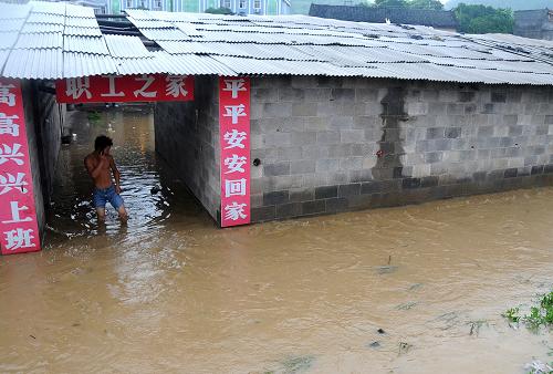 7月13日,湖北宣恩一處建筑工地嚴(yán)重積水。當(dāng)日,湖北省宣恩縣再遭暴雨襲擊,縣城發(fā)生嚴(yán)重內(nèi)澇,截至發(fā)稿時(shí)降雨仍在繼續(xù)。在7月8日至11日的強(qiáng)降水中,宣恩縣近10萬人受災(zāi),損壞民房1465間,7500畝農(nóng)作物絕收。新華社發(fā)(何光 攝)