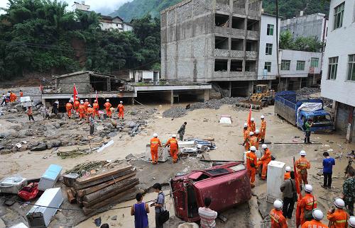 7月14日,消防官兵在巧家縣小河鎮(zhèn)清理被沖毀的街道。當(dāng)日,云南省巧家縣小河鎮(zhèn)特大山洪災(zāi)害救援工作加緊進(jìn)行,救援人員正全力搜救失蹤人員。據(jù)初步統(tǒng)計(jì),截至14日10時(shí),災(zāi)害共造成13人死亡,30余人失蹤,43人受傷,受災(zāi)群眾達(dá)1200余人。目前,搶救、搜救及受災(zāi)群眾的安置工作正緊張有序進(jìn)行。新華社記者 秦晴 攝