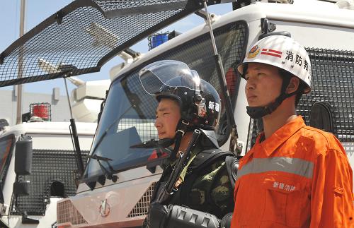 7月15日,消防官兵在特種防暴消防車(chē)發(fā)放儀式上。當(dāng)日,新疆公安消防總隊(duì)為烏魯木齊、伊犁、喀什等五個(gè)地州配發(fā)五輛特種防暴消防車(chē)。這些特種車(chē)輛除具備原有的消防功能外,還特別增強(qiáng)了處突防暴等功能。據(jù)悉,此前新疆公安消防總隊(duì)已為基層配備了4輛類(lèi)似車(chē)輛。這些車(chē)輛的配發(fā)將極大提升基層官兵快速處置各類(lèi)突發(fā)事件的實(shí)戰(zhàn)能力。新華社記者 趙戈 攝