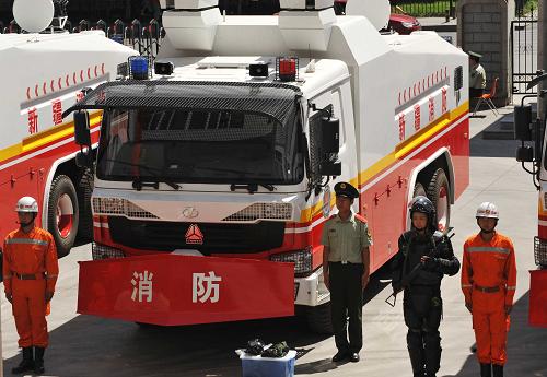 7月15日,消防官兵在特種防暴消防車(chē)發(fā)放儀式上。當(dāng)日,新疆公安消防總隊(duì)為烏魯木齊、伊犁、喀什等五個(gè)地州配發(fā)五輛特種防暴消防車(chē)。這些特種車(chē)輛除具備原有的消防功能外,還特別增強(qiáng)了處突防暴等功能。據(jù)悉,此前新疆公安消防總隊(duì)已為基層配備了4輛類(lèi)似車(chē)輛。這些車(chē)輛的配發(fā)將極大提升基層官兵快速處置各類(lèi)突發(fā)事件的實(shí)戰(zhàn)能力。新華社記者 趙戈 攝