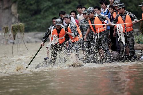 7月16日,解放軍某部官兵在湖北宜昌市夷陵區(qū)黃花鄉(xiāng)轉(zhuǎn)移被困群眾。 7月15日夜間,湖北省宜昌市再次遭遇強(qiáng)降雨襲擊,暴雨引發(fā)宜昌多地出現(xiàn)罕見洪澇災(zāi)害,已造成多人傷亡。新華社發(fā)(黃翔 攝)