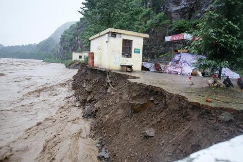 7月24日,洛陽市欒川縣境內伊河水位暴漲,天池山大橋旁護堤發(fā)生垮塌。 7月23日8時至24日15時,河南豫西山區(qū)西峽、淅川、盧氏、欒川、洛寧等縣部分地區(qū)降暴雨、特大暴雨。部分地區(qū)通訊中斷。欒川縣因災死亡4人,失蹤2人。目前,當地各級政府已組織開展搶險救災和生產自救。新華社發(fā)(張曉理 攝)