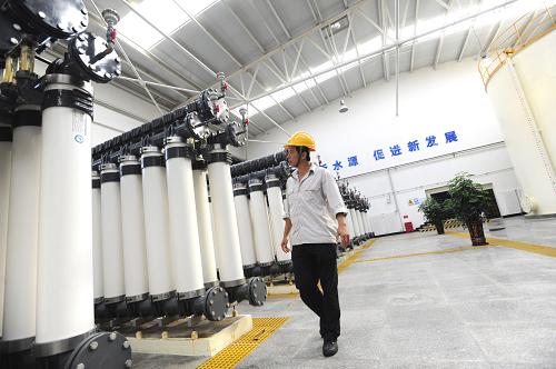 7月27日,操作員在大連石化3萬噸中水回用裝置車間巡檢。目前,中石油大連石化公司煉化生產(chǎn)已逐步恢復正常,因大連新港輸油管道爆炸事故停輸?shù)男麓缶€(新港至大連石化公司)一線原油管道管輸正以每天4萬余噸的輸量向大連石化供油,到7月27日晚已累計供油23萬余噸,大連石化公司原油庫存緊張狀態(tài)得到緩解。新華社發(fā)(馬誼東 攝)