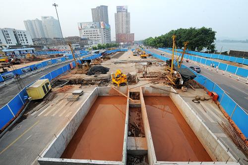 緊張施工中的長沙地鐵2號線湘江中路站點(7月28日攝)。長沙地鐵2號線近日開始全面加速建設,并有望提前一年,即2013年10月全線建成通車。據介紹,總投資119億元、計劃建設工期為5年的長沙市地鐵2號線于2009年9月28日開工建設。目前,長沙地鐵2號線19個站點建設已全面開工,14支建設大軍正夜以繼日全力推進各站點開工建設。新華社記者 龍弘濤 攝
