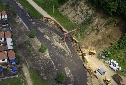 被洪水沖毀的安圖縣新興鄉(xiāng)公路(7月30日攝)。從27日18時(shí)開始,吉林省延邊朝鮮族自治州普降大到暴雨,據(jù)延邊州氣象部門不完全統(tǒng)計(jì),截至28日17時(shí),延邊平均降雨量達(dá)到87.0毫米,其中在省道203線古洞河流域的清溝站點(diǎn),降雨量達(dá)到200多毫米。此次洪水造成安圖縣新合鄉(xiāng)、萬(wàn)寶鎮(zhèn)成為孤島,受災(zāi)人數(shù)達(dá)到6000余人。新華社發(fā)(姜和春 攝)