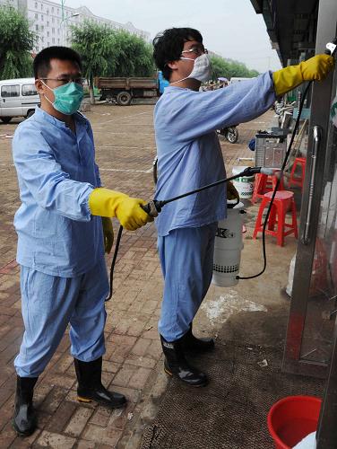 7月31日,工作人員正在噴灑消毒液。當(dāng)日,洪災(zāi)過后的吉林省永吉縣城內(nèi)開始防疫工作。從早上開始工作人員就開始向居民分發(fā)傳單宣傳防疫知識(shí),并挨家挨戶噴灑消毒液。新華社記者 林宏 攝