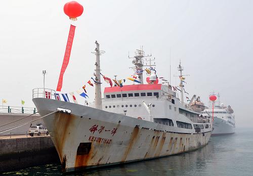 這是7月31日拍攝的停泊在青島一海港的“科學(xué)一號(hào)”科考船。當(dāng)日,中科院海洋研究所“科學(xué)一號(hào)”海洋科學(xué)考察船在青島對(duì)公眾開(kāi)放。“科學(xué)一號(hào)”考察船由上海滬東船廠建于1980年,總長(zhǎng)104米、吃水4.9米,排水量3324噸,擁有10個(gè)實(shí)驗(yàn)室,配備先進(jìn)的海洋調(diào)查儀器以及衛(wèi)星通信、導(dǎo)航系統(tǒng),可進(jìn)行地質(zhì)、地球物理、物理海洋、氣象、化學(xué)、生物和環(huán)境保護(hù)等綜合調(diào)查,曾多次承擔(dān)國(guó)家重大航次項(xiàng)目、國(guó)際合作項(xiàng)目。新華社記者 朱崢 攝