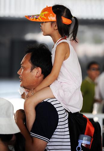 7月31日,游客在上海世博園區(qū)排隊(duì)入館。上海世博會(huì)自開(kāi)園以來(lái)至7月31日正好運(yùn)行三個(gè)月,會(huì)期過(guò)半。據(jù)上海世博會(huì)官網(wǎng)統(tǒng)計(jì)數(shù)據(jù)顯示,截至當(dāng)日發(fā)稿時(shí),世博園累計(jì)參觀量接近3500萬(wàn)人次。新華社記者侯德強(qiáng)攝