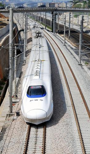 8月2日,一列動(dòng)車檢測(cè)車行駛在昌九城際鐵路九江段。近日,(南)昌九(江)城際鐵路全面進(jìn)入聯(lián)調(diào)聯(lián)試階段,聯(lián)調(diào)聯(lián)試結(jié)束后全線將進(jìn)行動(dòng)車組空車試運(yùn)行。昌九城際鐵路設(shè)計(jì)最高時(shí)速250公里,開通后將緩解京九線昌九段運(yùn)輸能力緊張的局面。新華社發(fā)(胡國林 攝)