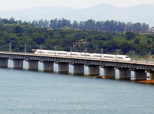 8月2日,一列動(dòng)車檢測(cè)車行駛在昌九城際鐵路八里湖鐵路特大橋上。近日,(南)昌九(江)城際鐵路全面進(jìn)入聯(lián)調(diào)聯(lián)試階段,聯(lián)調(diào)聯(lián)試結(jié)束后全線將進(jìn)行動(dòng)車組空車試運(yùn)行。昌九城際鐵路設(shè)計(jì)最高時(shí)速250公里,開通后將緩解京九線昌九段運(yùn)輸能力緊張的局面。新華社發(fā)(胡國林 攝)