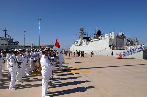 8月2日,中國(guó)海軍第五批護(hù)航編隊(duì)抵達(dá)意大利塔蘭托港,開始對(duì)意大利共和國(guó)進(jìn)行友好訪問。由中國(guó)海軍第五批護(hù)航編隊(duì)“廣州”艦、“巢湖”艦組成的出訪編隊(duì)當(dāng)日抵達(dá)塔蘭托港,開始對(duì)意大利共和國(guó)進(jìn)行友好訪問,意大利海軍在碼頭舉行了隆重的歡迎儀式。這是中國(guó)海軍艦艇編隊(duì)首次訪問塔蘭托港。海軍第五批護(hù)航編隊(duì)在亞丁灣、索馬里海域護(hù)航期間,先后為17艘意大利商船提供伴隨護(hù)航。 新華社記者 劉春暉 攝