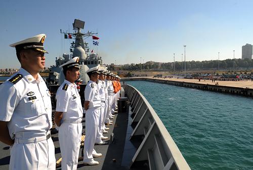 8月2日,中國(guó)海軍第五批護(hù)航編隊(duì)抵達(dá)意大利塔蘭托港,開始對(duì)意大利共和國(guó)進(jìn)行友好訪問。由中國(guó)海軍第五批護(hù)航編隊(duì)“廣州”艦、“巢湖”艦組成的出訪編隊(duì)當(dāng)日抵達(dá)塔蘭托港,開始對(duì)意大利共和國(guó)進(jìn)行友好訪問,意大利海軍在碼頭舉行了隆重的歡迎儀式。這是中國(guó)海軍艦艇編隊(duì)首次訪問塔蘭托港。海軍第五批護(hù)航編隊(duì)在亞丁灣、索馬里海域護(hù)航期間,先后為17艘意大利商船提供伴隨護(hù)航。 新華社記者 劉春暉 攝