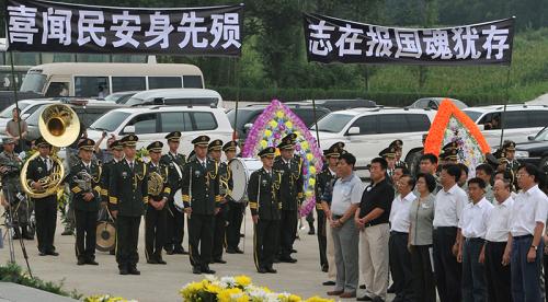 8月3日,出席追悼會(huì)的各界代表為烈士關(guān)喜志送行。當(dāng)日,抗洪救災(zāi)烈士關(guān)喜志追悼會(huì)在吉林市殯儀館舉行,千余名官兵和災(zāi)區(qū)群眾為英雄送行。7月30日,沈陽(yáng)軍區(qū)某集團(tuán)軍工兵團(tuán)參謀長(zhǎng)關(guān)喜志在奉命帶領(lǐng)官兵執(zhí)行打撈化工原料桶任務(wù)中,突遇洪水上漲,為保護(hù)戰(zhàn)友和武器裝備,不幸犧牲。 新華社記者 林宏 攝