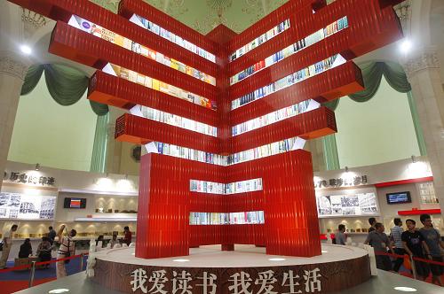 8月11日,讀者從本屆書(shū)展的標(biāo)志性雕塑“書(shū)塔”旁經(jīng)過(guò)。當(dāng)日,為期一周的2010上海書(shū)展在上海展覽中心正式開(kāi)幕。本屆書(shū)展集中了全國(guó)470多家出版社的15萬(wàn)種圖書(shū),書(shū)展期間將有400多項(xiàng)與讀書(shū)有關(guān)的文化活動(dòng)輪番上演,力爭(zhēng)為讀者呈現(xiàn)一場(chǎng)精彩紛呈的“閱讀盛宴”。新華社記者 裴鑫 攝