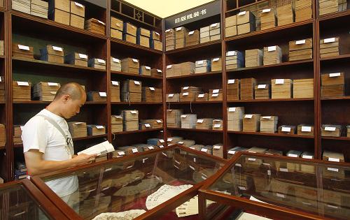 8月11日,一位讀者在書(shū)展上選購(gòu)古籍。當(dāng)日,為期一周的2010上海書(shū)展在上海展覽中心正式開(kāi)幕。本屆書(shū)展集中了全國(guó)470多家出版社的15萬(wàn)種圖書(shū),書(shū)展期間將有400多項(xiàng)與讀書(shū)有關(guān)的文化活動(dòng)輪番上演,力爭(zhēng)為讀者呈現(xiàn)一場(chǎng)精彩紛呈的“閱讀盛宴”。新華社記者 裴鑫 攝